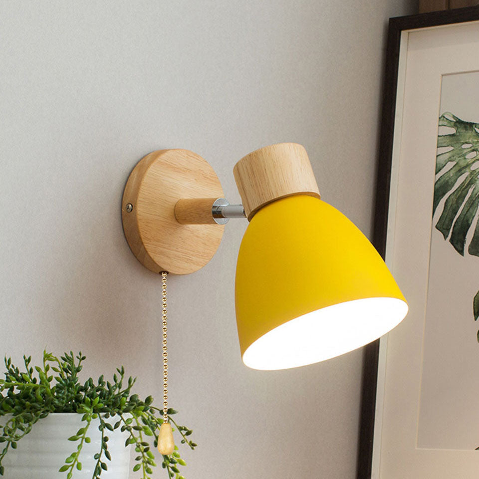 Moderne Wandlamp met Schuine Arm, Hout, Conische Kap