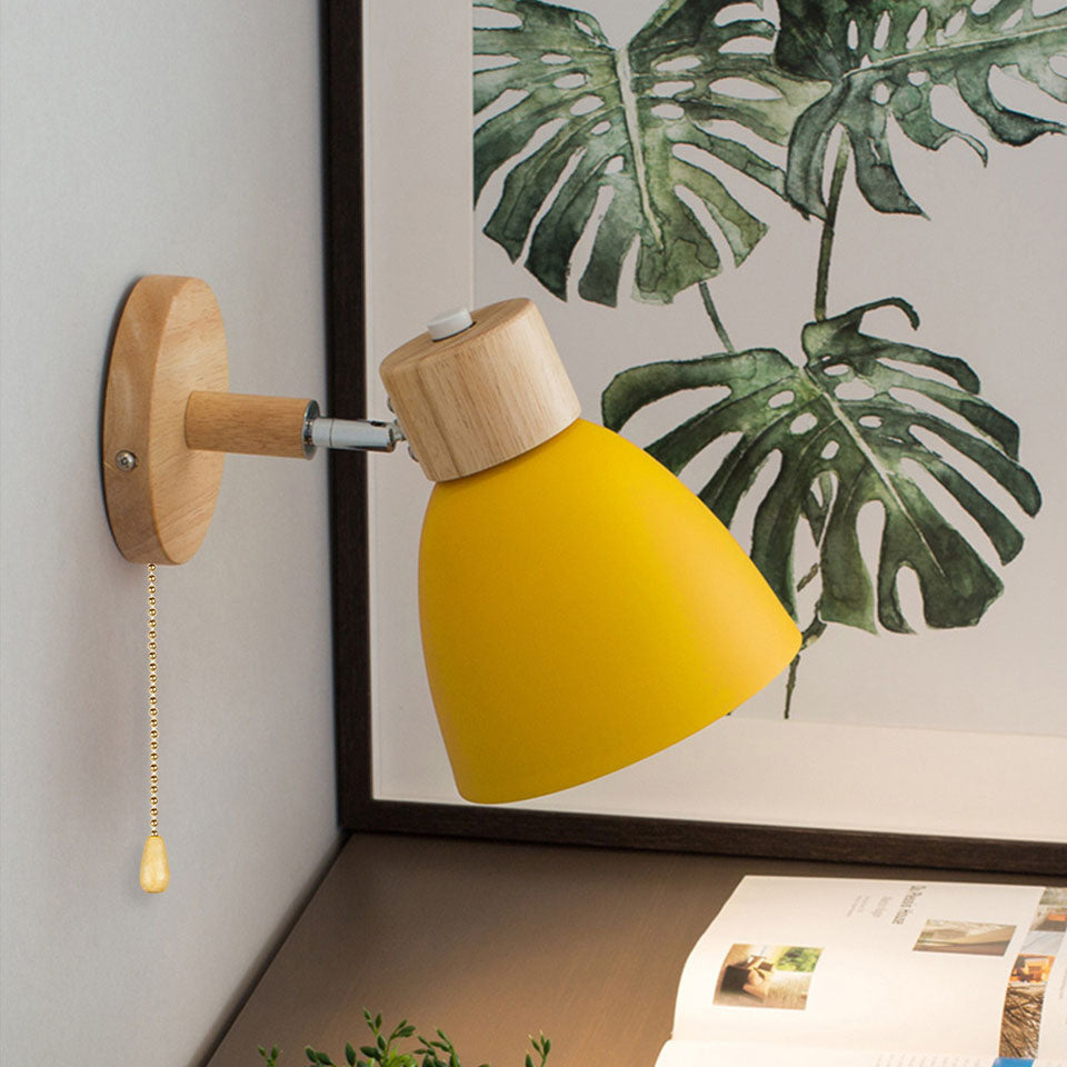 Moderne Wandlamp met Schuine Arm, Hout, Conische Kap