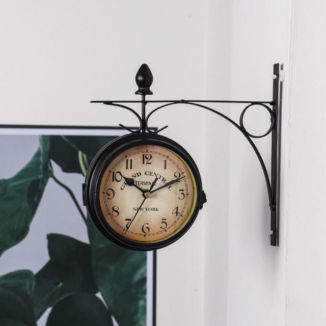 home & garden : Dubbelzijdige Wandklok Zwart - Europees Elegante Decoratie - Metaal in van Pantino