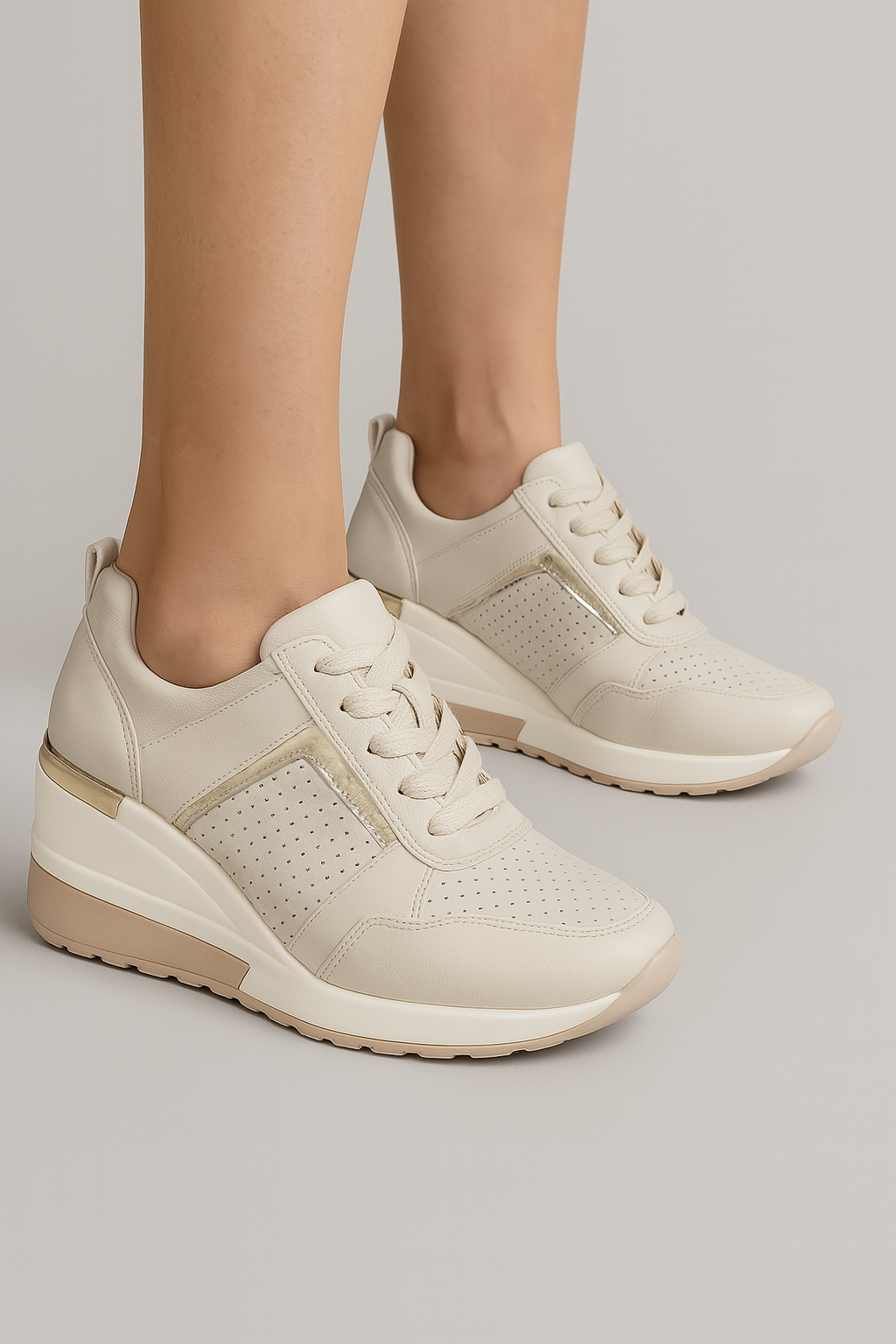 Sneakers Dames Zwarte met sleehak 8cm, Metalen details, Comfortabel en elegant