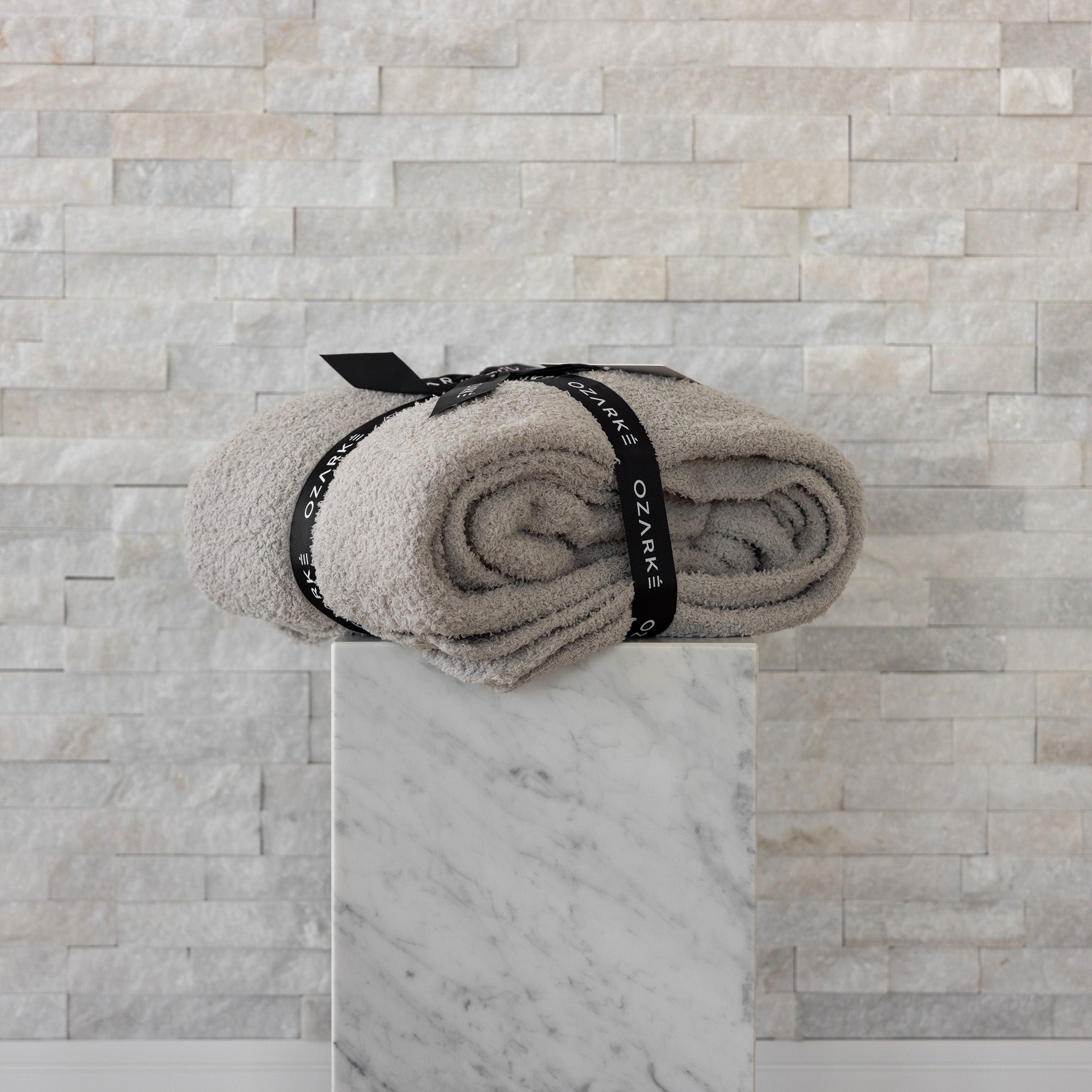 home & garden : Ozarke Luxe Rib Trim Plaid - Chic Plaid Dekentje - Verhoogt de Sfeer in Je Ruimte met Luxe Textuur in van Pantino