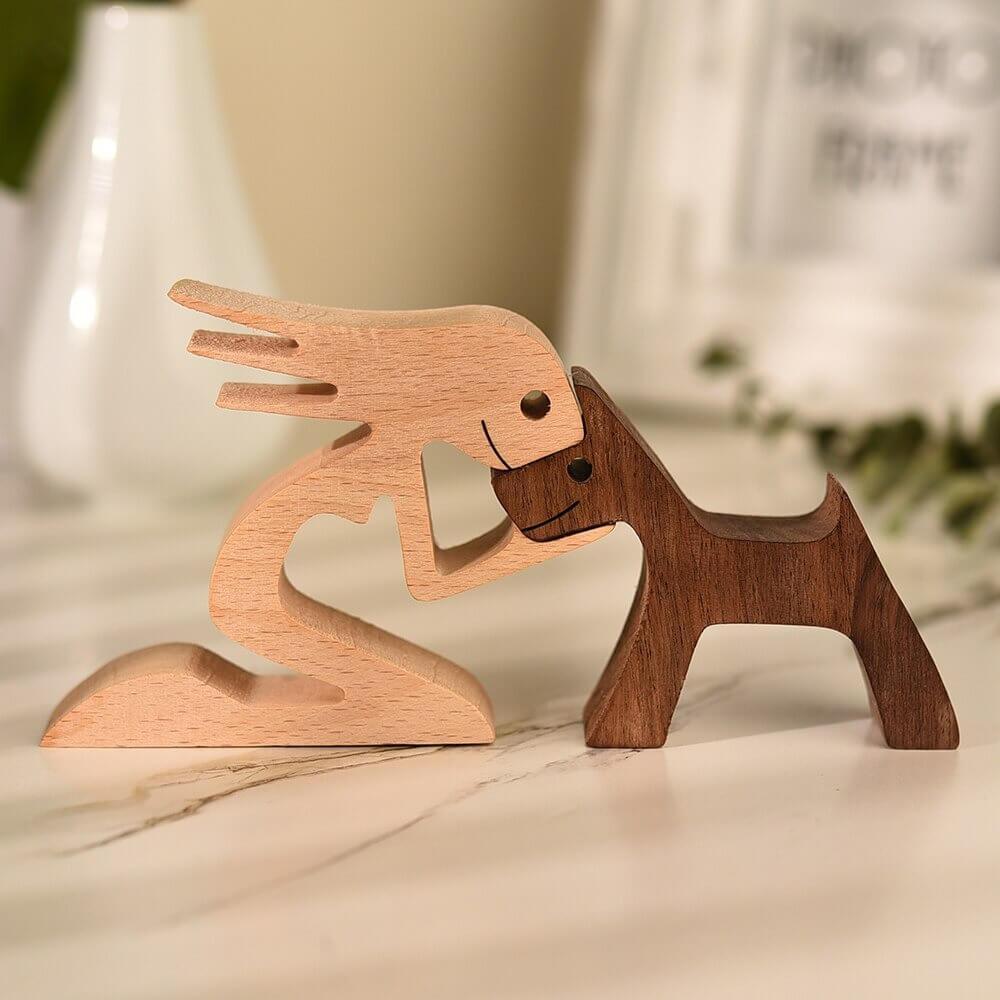 home & garden : Houten Sculptuur van Mens en Hond in Vrouw met hond van Pantinoshop