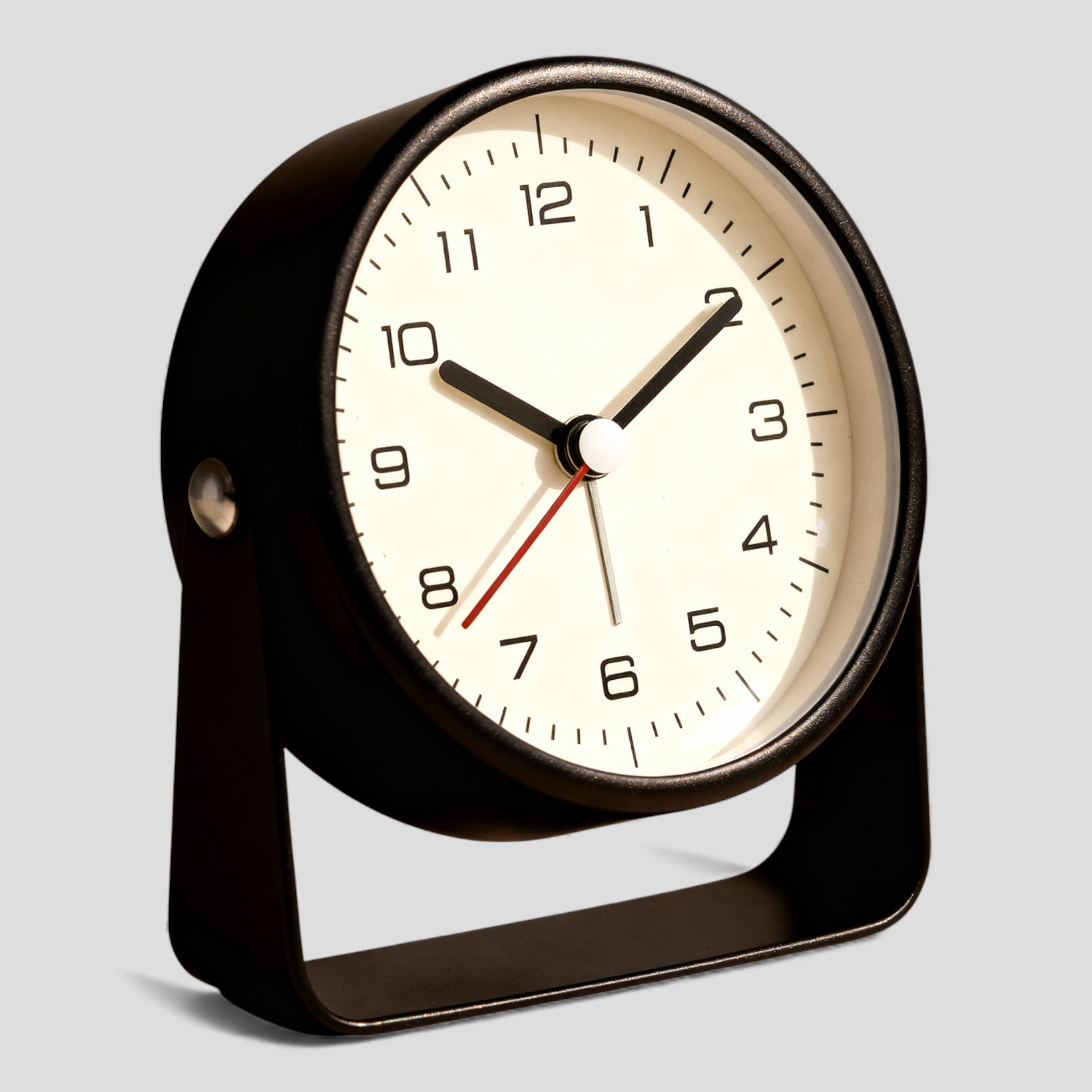 Stille zwarte vintage analoge wekker van linnen - Retro-stijl voor slaapkamer