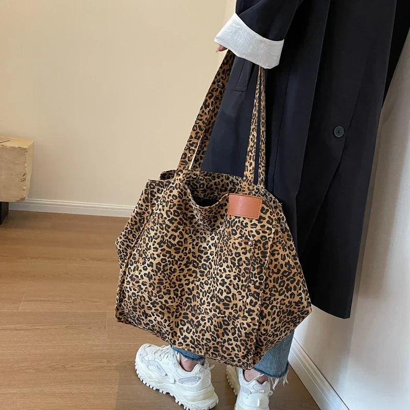 bags : Oversized Canvas Draagtas Dames - Luipaardprint Trendy - Canvas in van Pantino