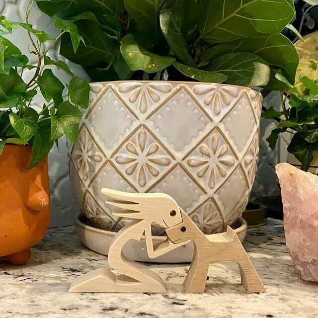 home & garden : Houten Sculptuur van Mens en Hond in van Pantinoshop