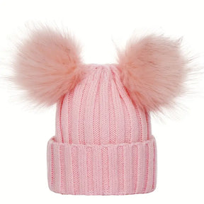 Beanie : Muts met Twee Bontballen Dames - Speels Warm Winter - Pluche in Roze van Pantino