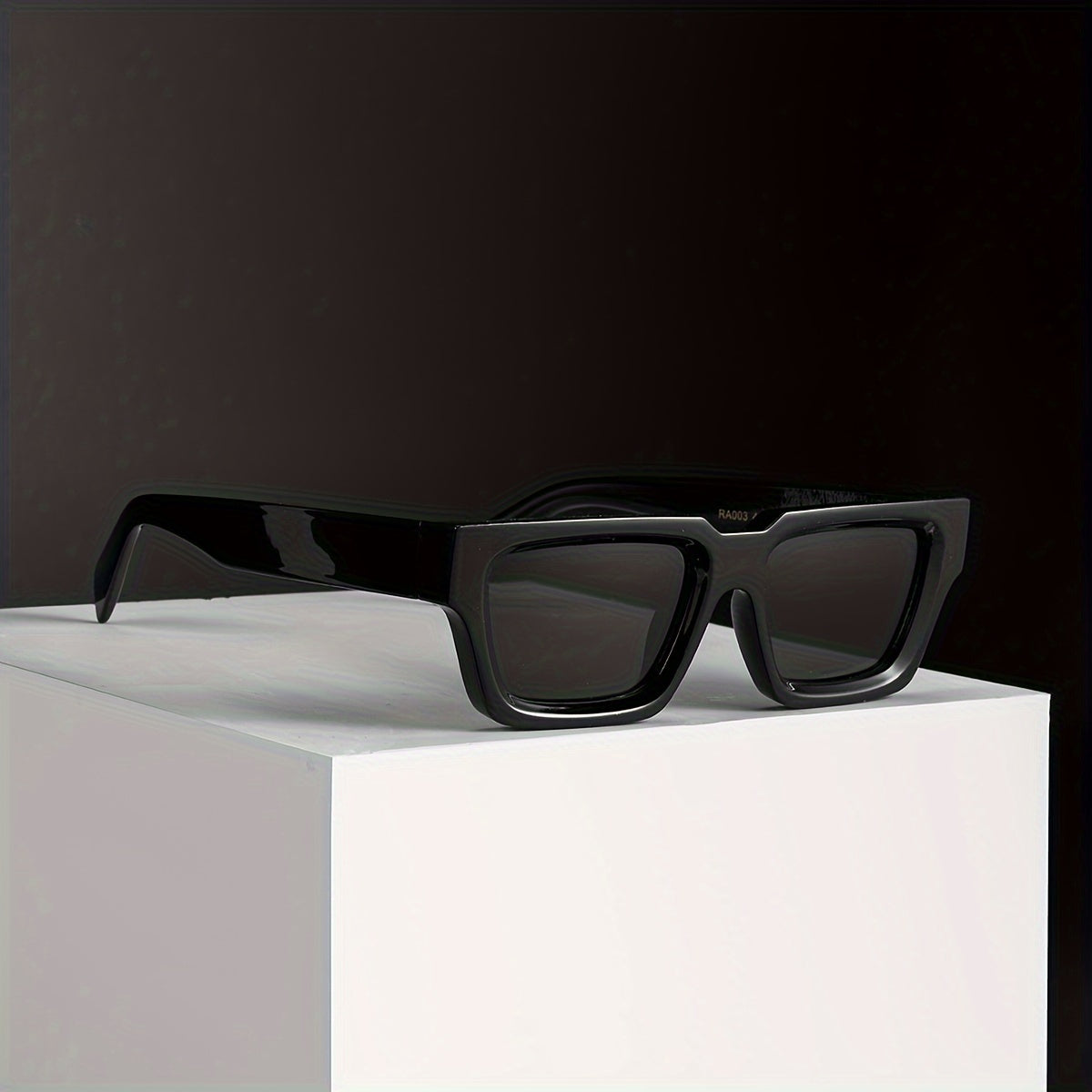 Sunglasses : Zonnebril Dames Zwart - Stoere Vierkante met Retro Uitstraling in van Pantino