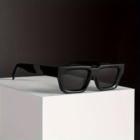 Sunglasses : Zonnebril Dames Zwart - Stoere Vierkante met Retro Uitstraling in van Pantino