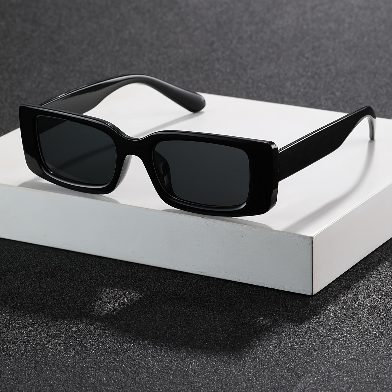 Sunglasses : Zonnebril Dames Zwart - Coole, Veelzijdige met Vierkant Frame in Zwart montuur grijze lens van Pantino
