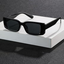 Sunglasses : Zonnebril Dames Zwart - Coole, Veelzijdige met Vierkant Frame in Zwart montuur grijze lens van Pantino