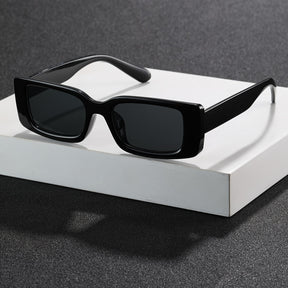 Sunglasses : Zonnebril Dames Zwart - Coole, Veelzijdige met Vierkant Frame in Zwart montuur grijze lens van Pantino