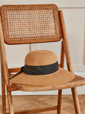 Sun Hat : Strohoed met Brede Rand en Zwart Lint in van Pantino