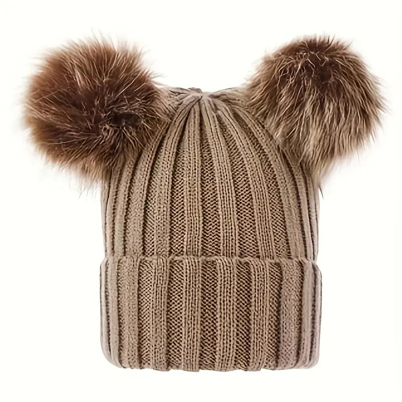 Beanie : Muts met Twee Bontballen Dames - Speels Warm Winter - Pluche in Bruin van Pantino