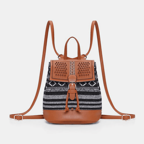 bags : Schoudertas Dames - Etno Stijl Geperforeerde Gestikte Stro Rugzak en met Geometrisch Patroon in 1 van Pantino