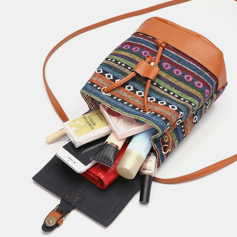 bags : Schoudertas Dames - Etno Stijl Geperforeerde Gestikte Stro Rugzak en met Geometrisch Patroon in van Pantino