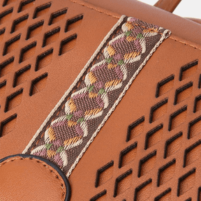 bags : Schoudertas Dames - Etno Stijl Geperforeerde Gestikte Stro Rugzak en met Geometrisch Patroon in van Pantino