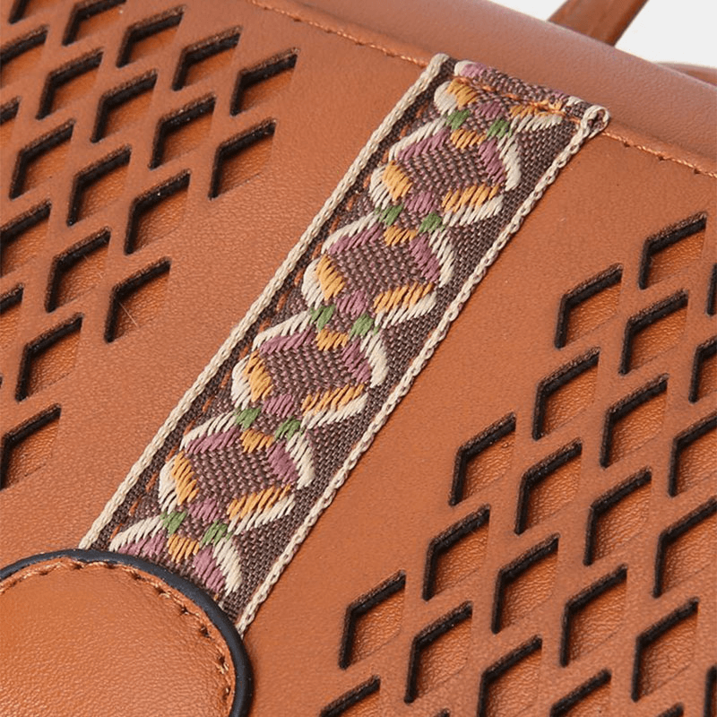 bags : Schoudertas Dames - Etno Stijl Geperforeerde Gestikte Stro Rugzak en met Geometrisch Patroon in van Pantino