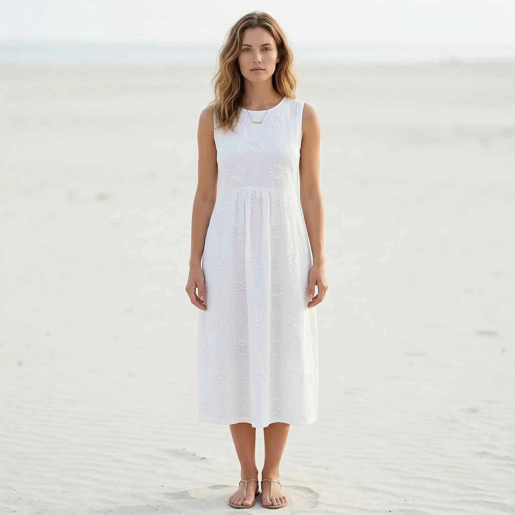 Vrouwen mode : Élodie | Elegante oversized mouwloze jurk met borduursels voor een verfijnde look in van Pantino