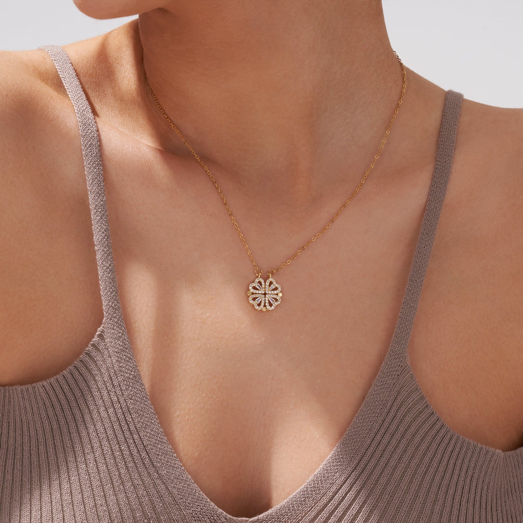 Necklace : Klavertje Ketting Dames - Geluk en Bescherming Symbool - Goudkleurig Metaal in van Pantino