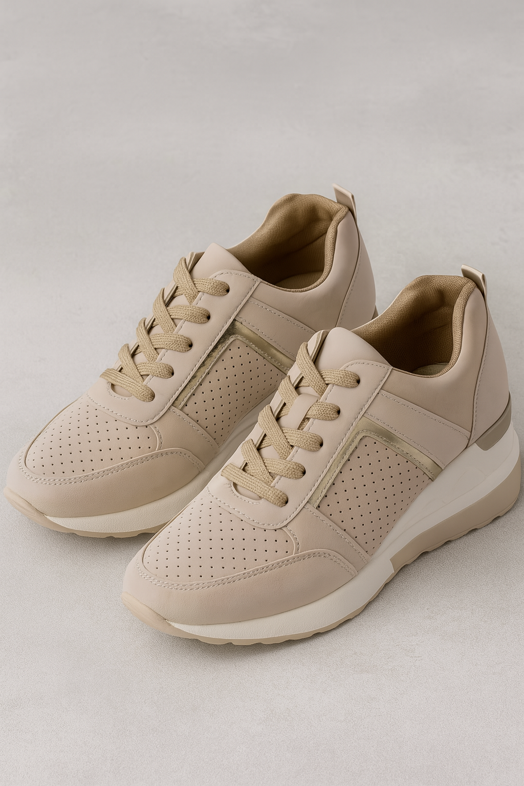 Sneakers Dames Zwarte met sleehak 8cm, Metalen details, Comfortabel en elegant