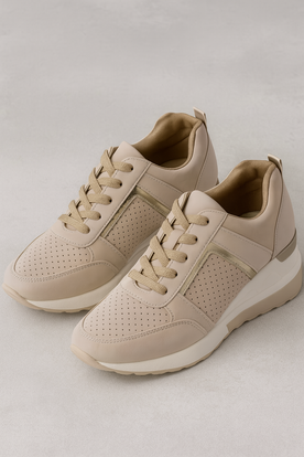 women's sneakers : Sneakers Dames Zwarte met sleehak 8cm, Metalen details, Comfortabel en elegant in Beige van Pantinoshop