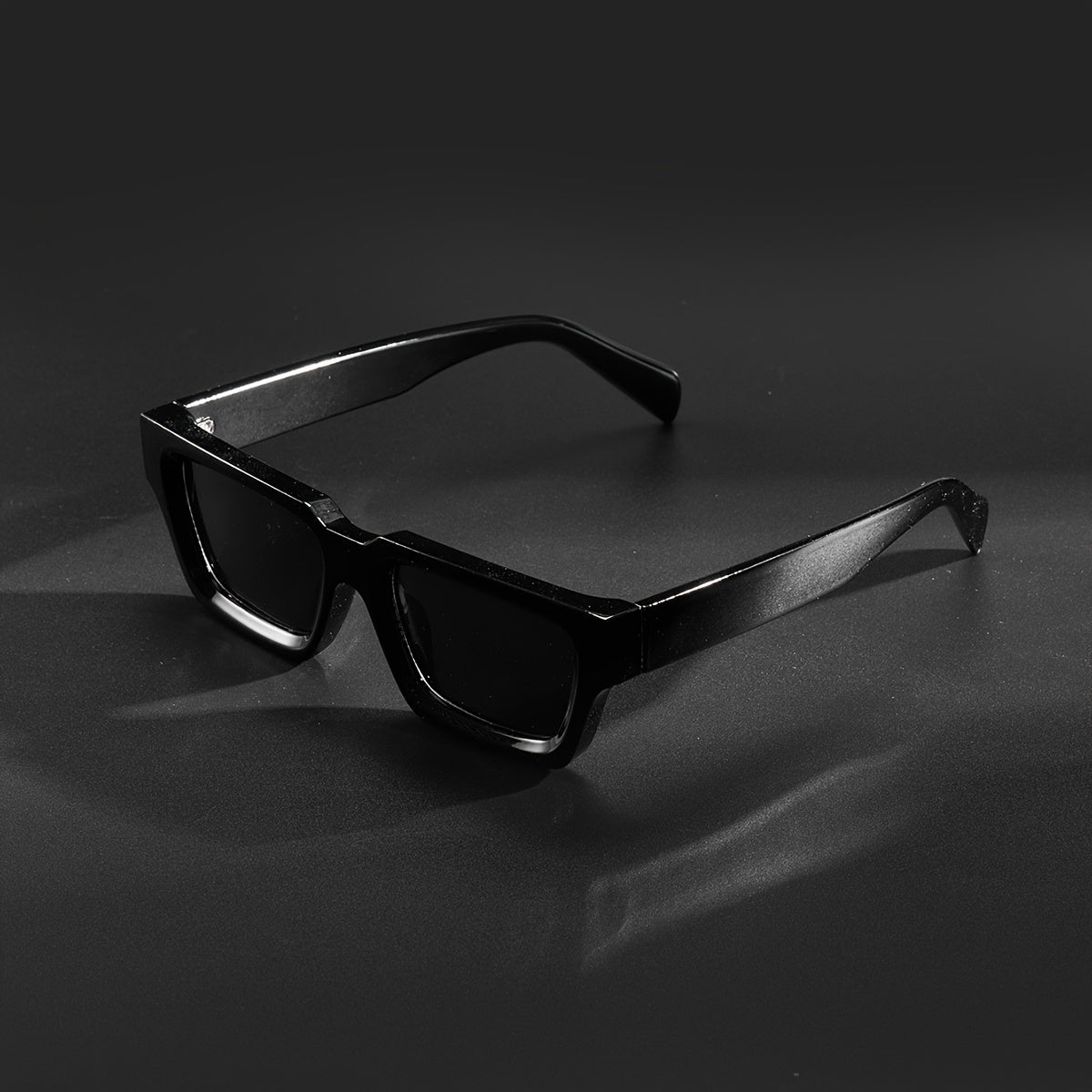 Sunglasses : Zonnebril Dames Zwart - Stoere Vierkante met Retro Uitstraling in van Pantino