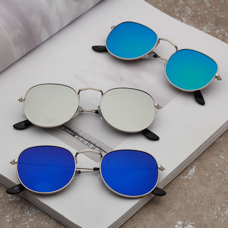 Sunglasses : Zonnebril Gouden Thee - Modieuze Metalen in van Pantino