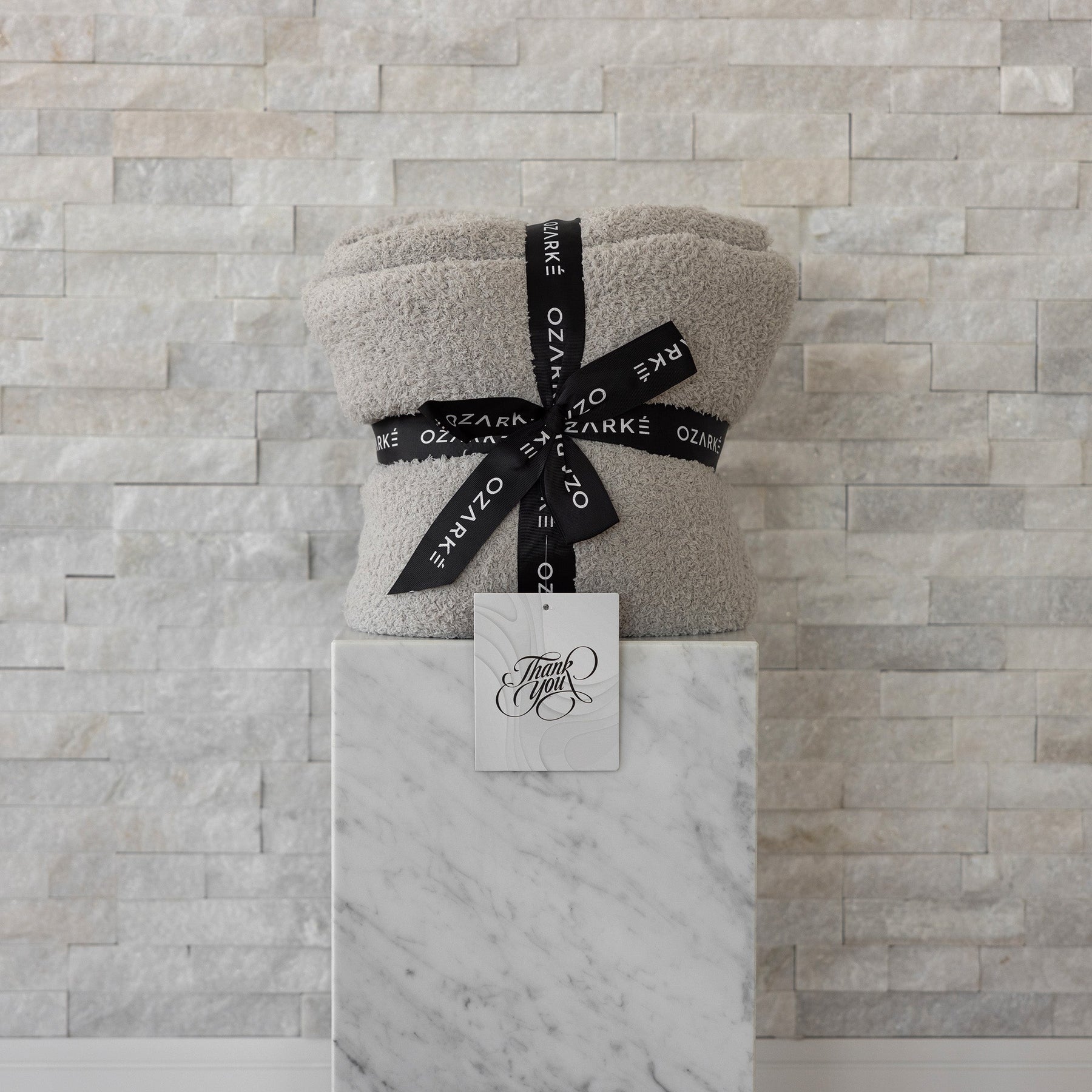home & garden : Ozarke Luxe Rib Trim Plaid - Chic Plaid Dekentje - Verhoogt de Sfeer in Je Ruimte met Luxe Textuur in van Pantino