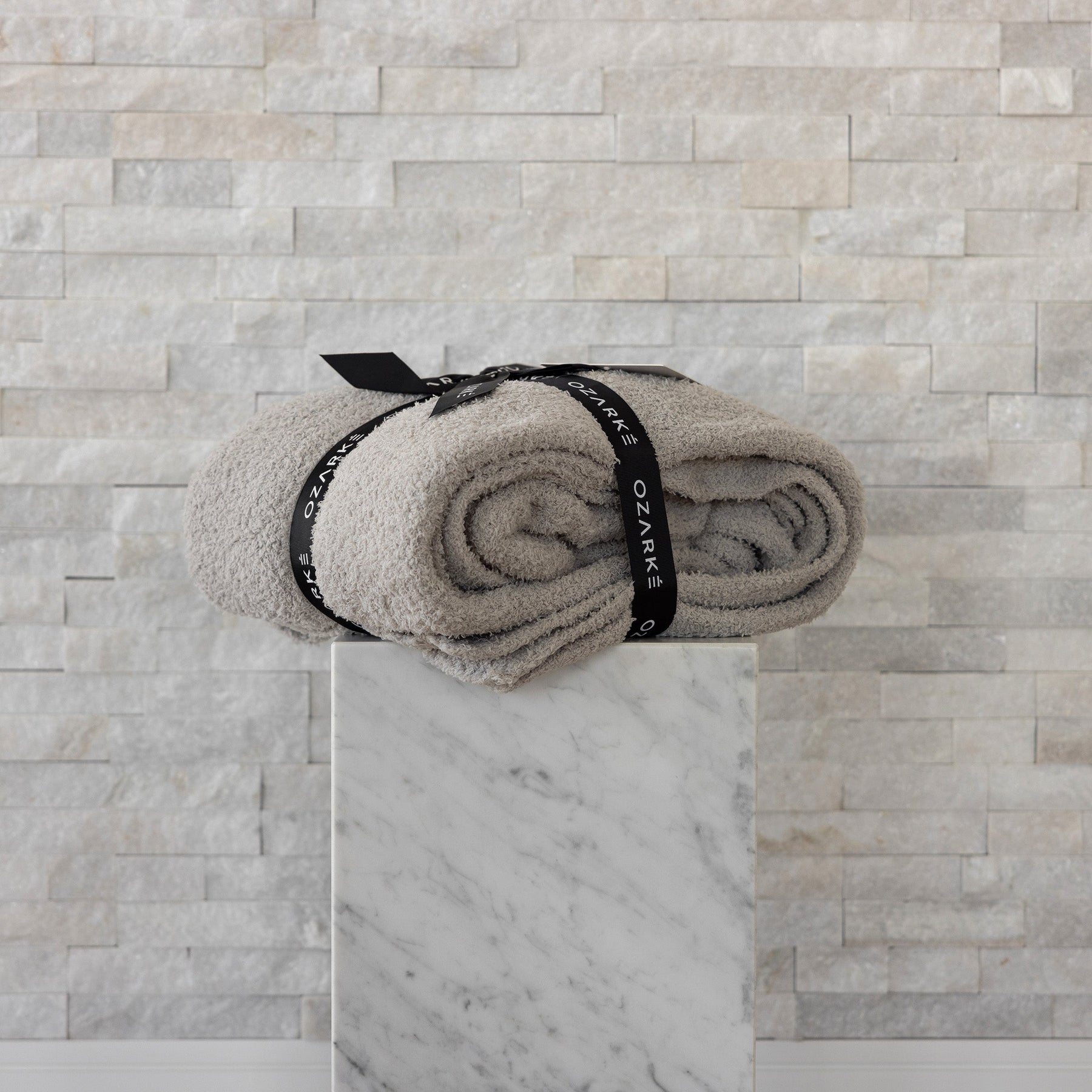 home & garden : Ozarke Luxe Rib Trim Plaid - Chic Plaid Dekentje - Verhoogt de Sfeer in Je Ruimte met Luxe Textuur in van Pantino