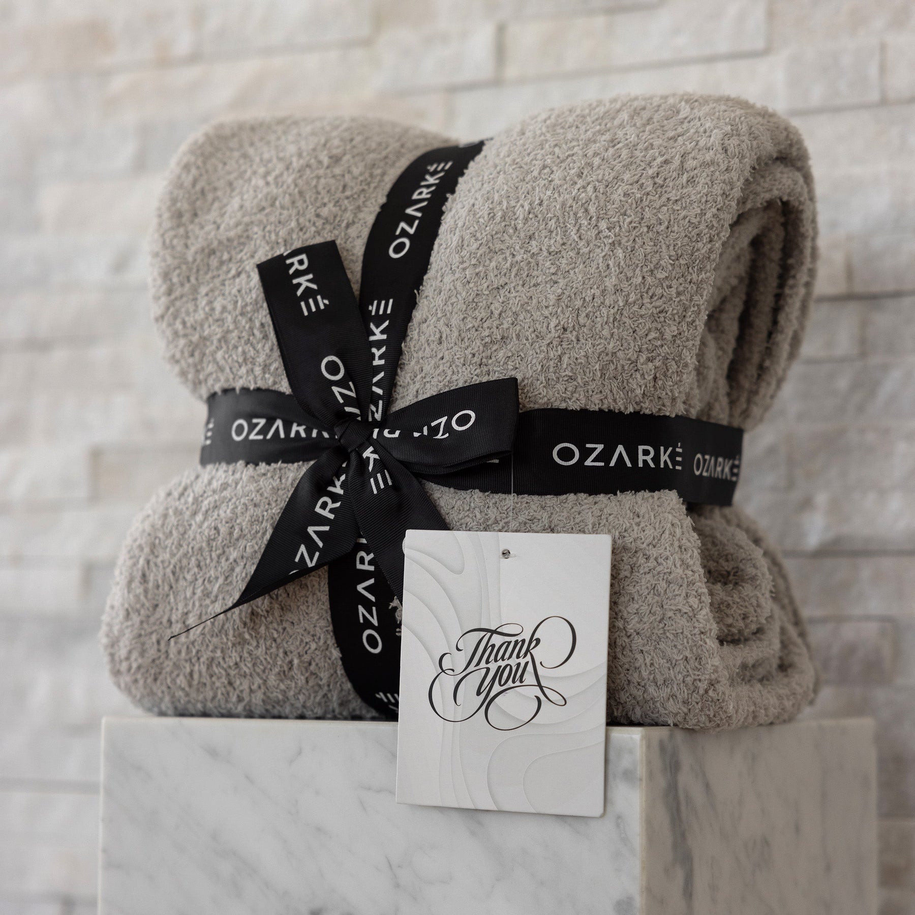 home & garden : Ozarke Luxe Rib Trim Plaid - Chic Plaid Dekentje - Verhoogt de Sfeer in Je Ruimte met Luxe Textuur in Grijs van Pantino