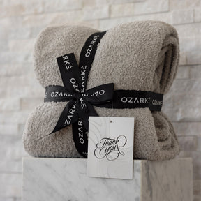 home & garden : Ozarke Luxe Rib Trim Plaid - Chic Plaid Dekentje - Verhoogt de Sfeer in Je Ruimte met Luxe Textuur in Grijs van Pantino