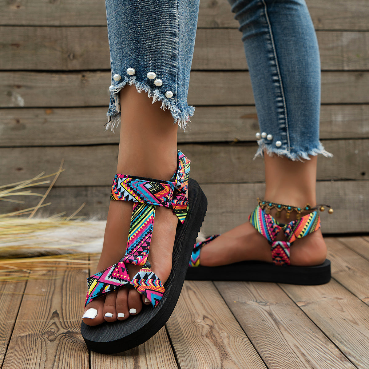 Sandals : Dames Sandalen - Chic Bloemenversiering voor een Modieuze en Stijlvolle Uitstraling - Multicolor in van Pantino