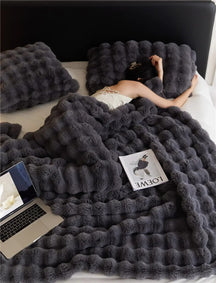 home & garden : SnugWrap - Luxe Deken Wol - Beige in Grafiet van Pantino