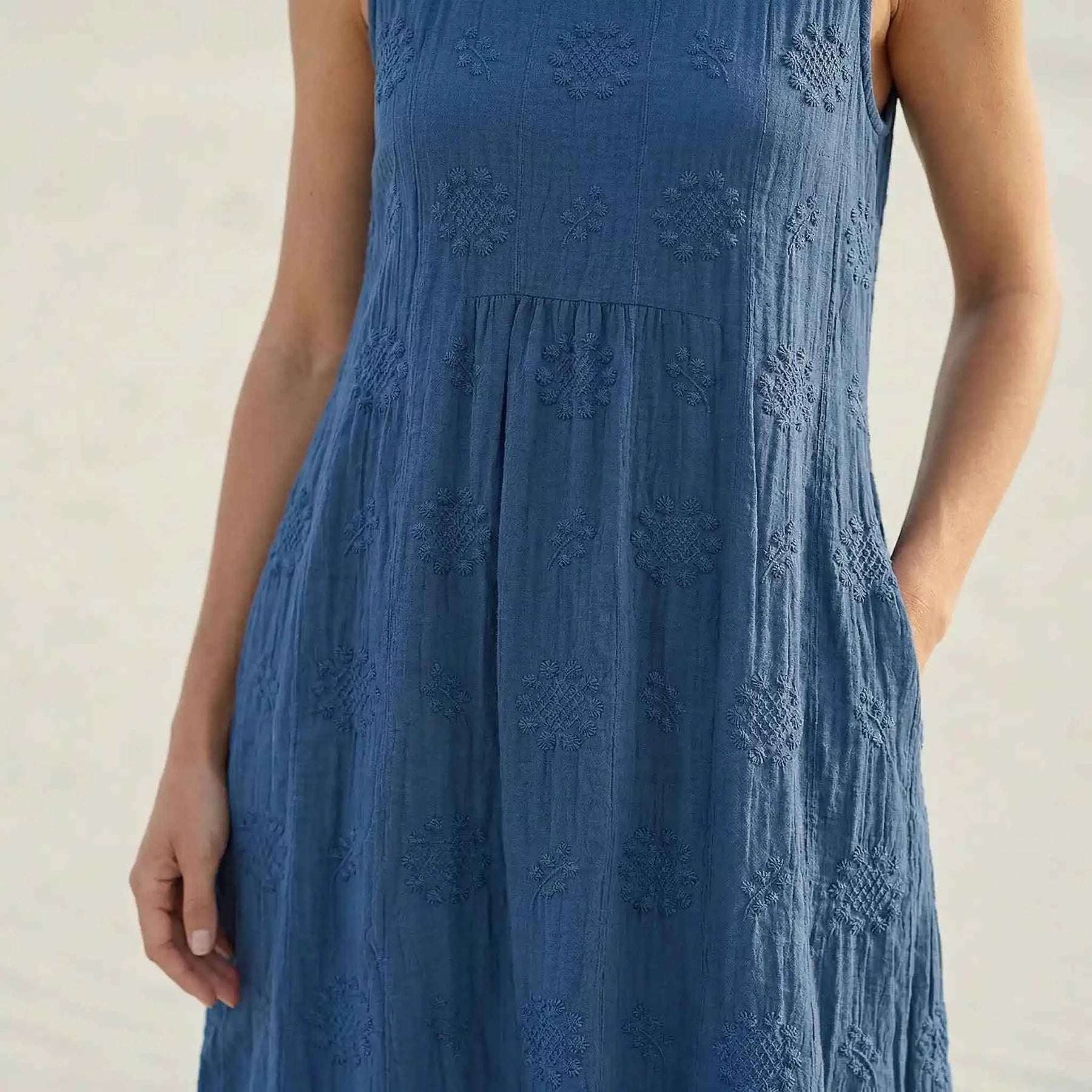 Vrouwen mode : Élodie | Elegante oversized mouwloze jurk met borduursels voor een verfijnde look in van Pantino