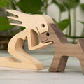 Træskulptur af mand og hund