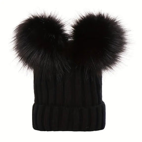 Beanie : Muts met Twee Bontballen Dames - Speels Warm Winter - Pluche in Zwart van Pantino