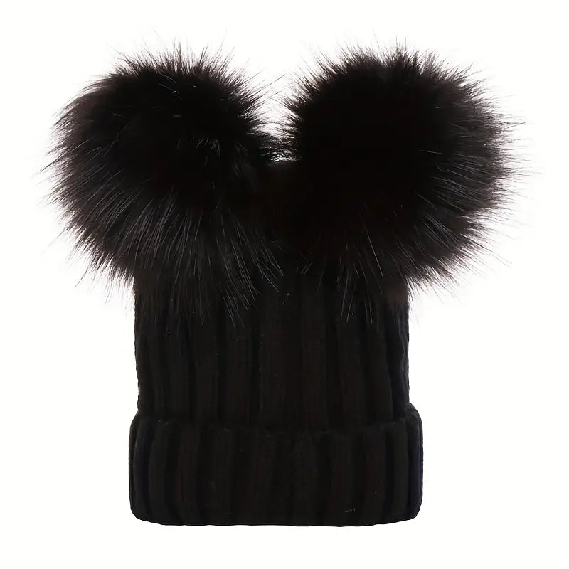 Beanie : Muts met Twee Bontballen Dames - Speels Warm Winter - Pluche in Zwart van Pantino