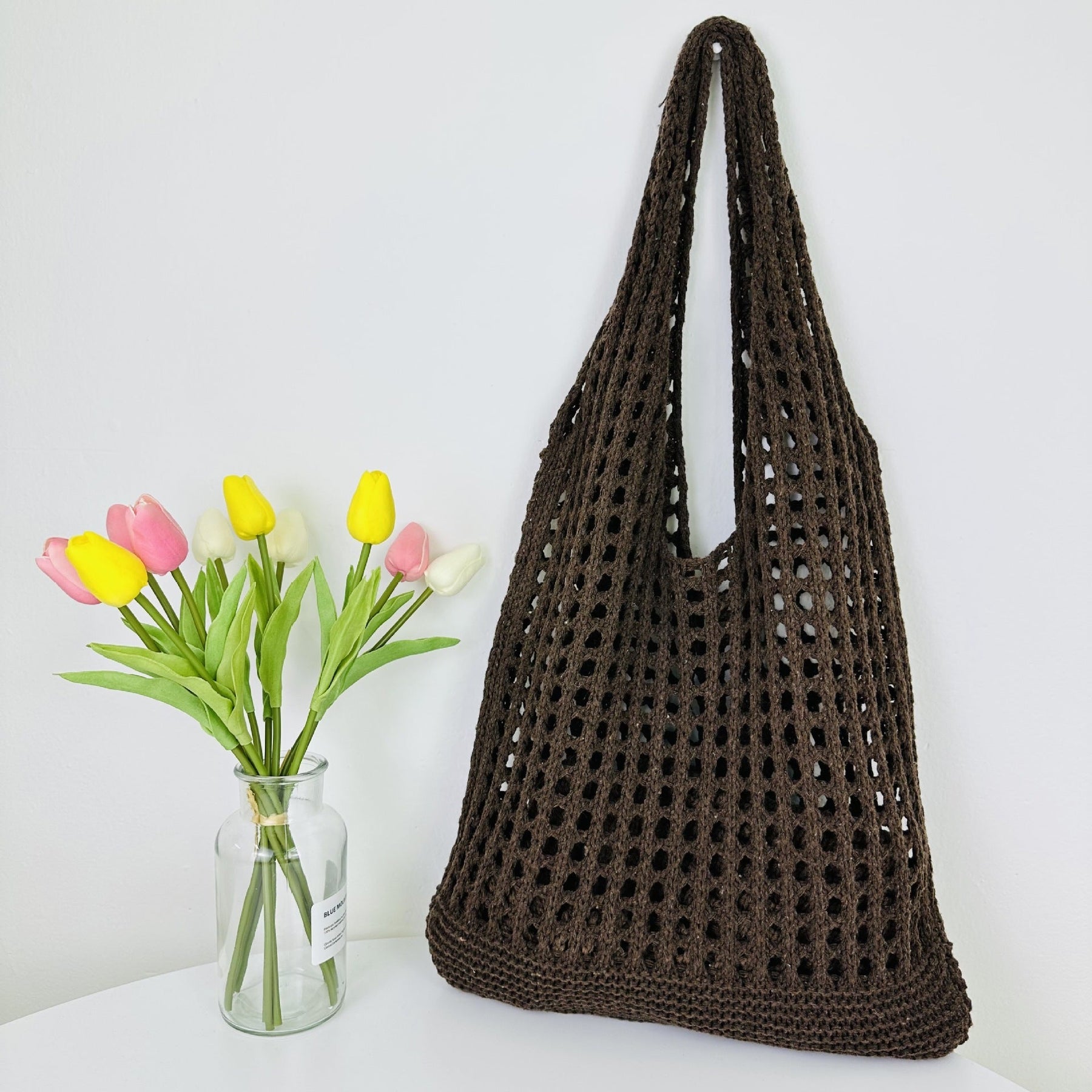 bags : Gebreide Strand Tote Bag Khaki - Ruime Holle Schoudertas voor Dames in Koffie van Pantino