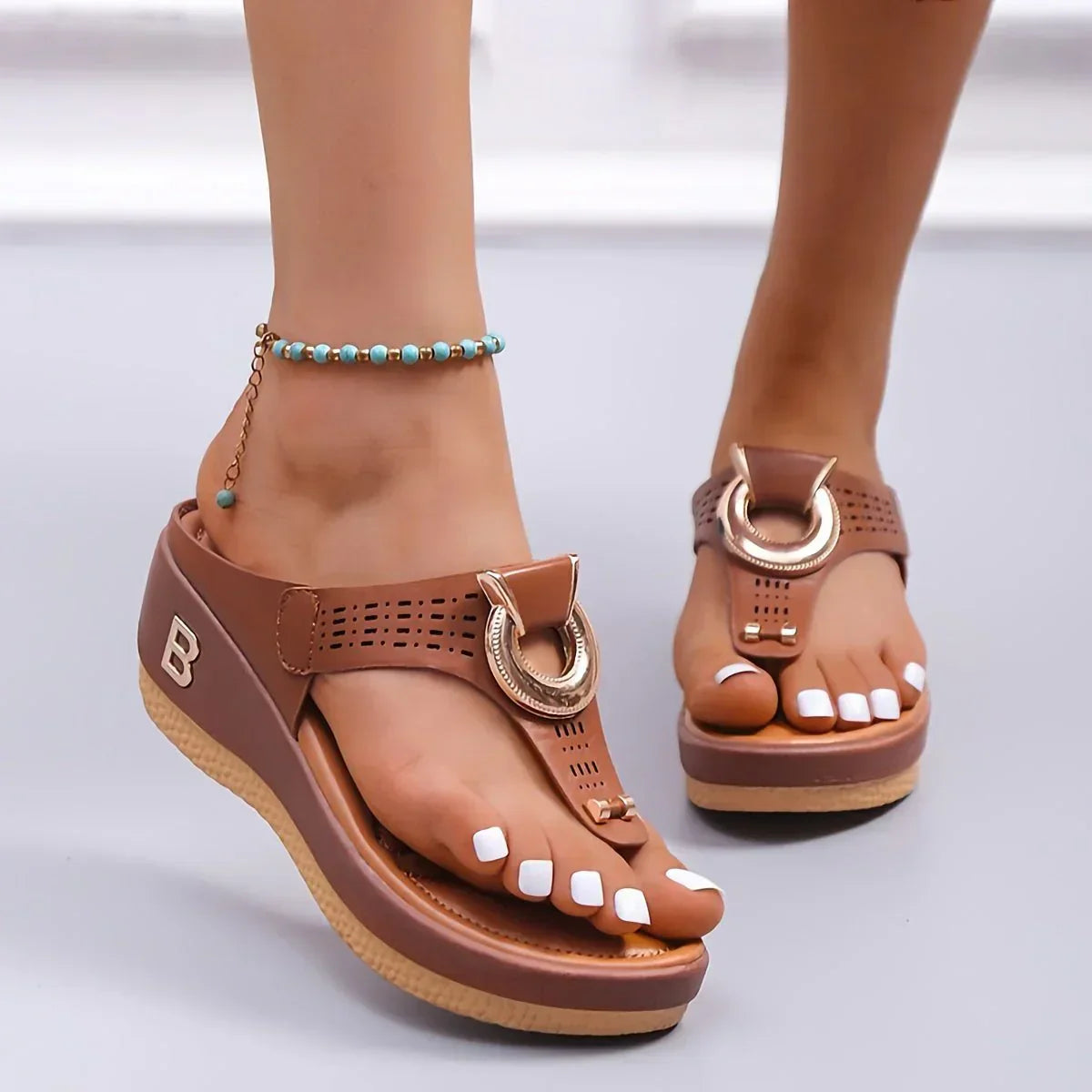 Sandals : Statement Sandalen Dames - Goudkleurig Design voor een Luxe en Modebewuste Uitstraling - Goud in Bruin van Pantino