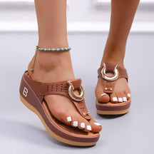 Sandals : Statement Sandalen Dames - Goudkleurig Design voor een Luxe en Modebewuste Uitstraling - Goud in Bruin van Pantino