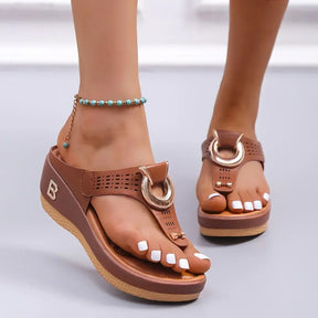 Sandals : Statement Sandalen Dames - Goudkleurig Design voor een Luxe en Modebewuste Uitstraling - Goud in Bruin van Pantino