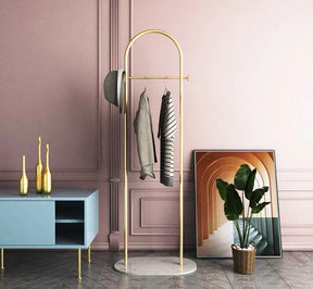 home & garden : Minimalistische Staande Kapstok van Metaal met Slab Voet in van Pantino