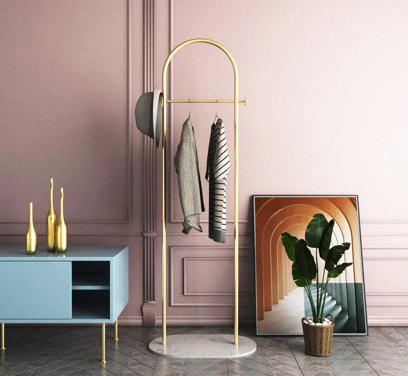home & garden : Minimalistische Staande Kapstok van Metaal met Slab Voet in van Pantino