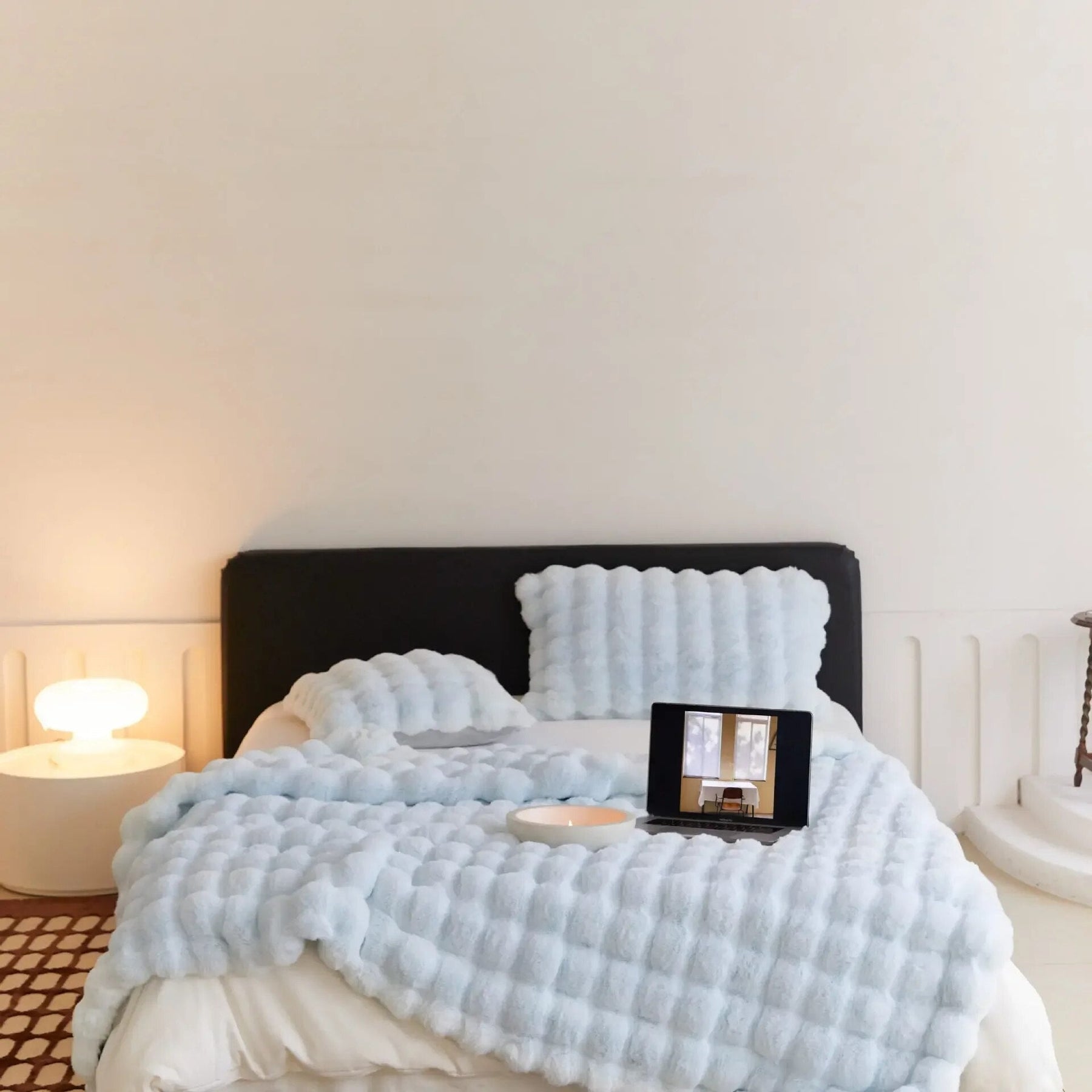 home & garden : SnugWrap - Luxe Deken Wol - Beige in Hemelsblauw van Pantino
