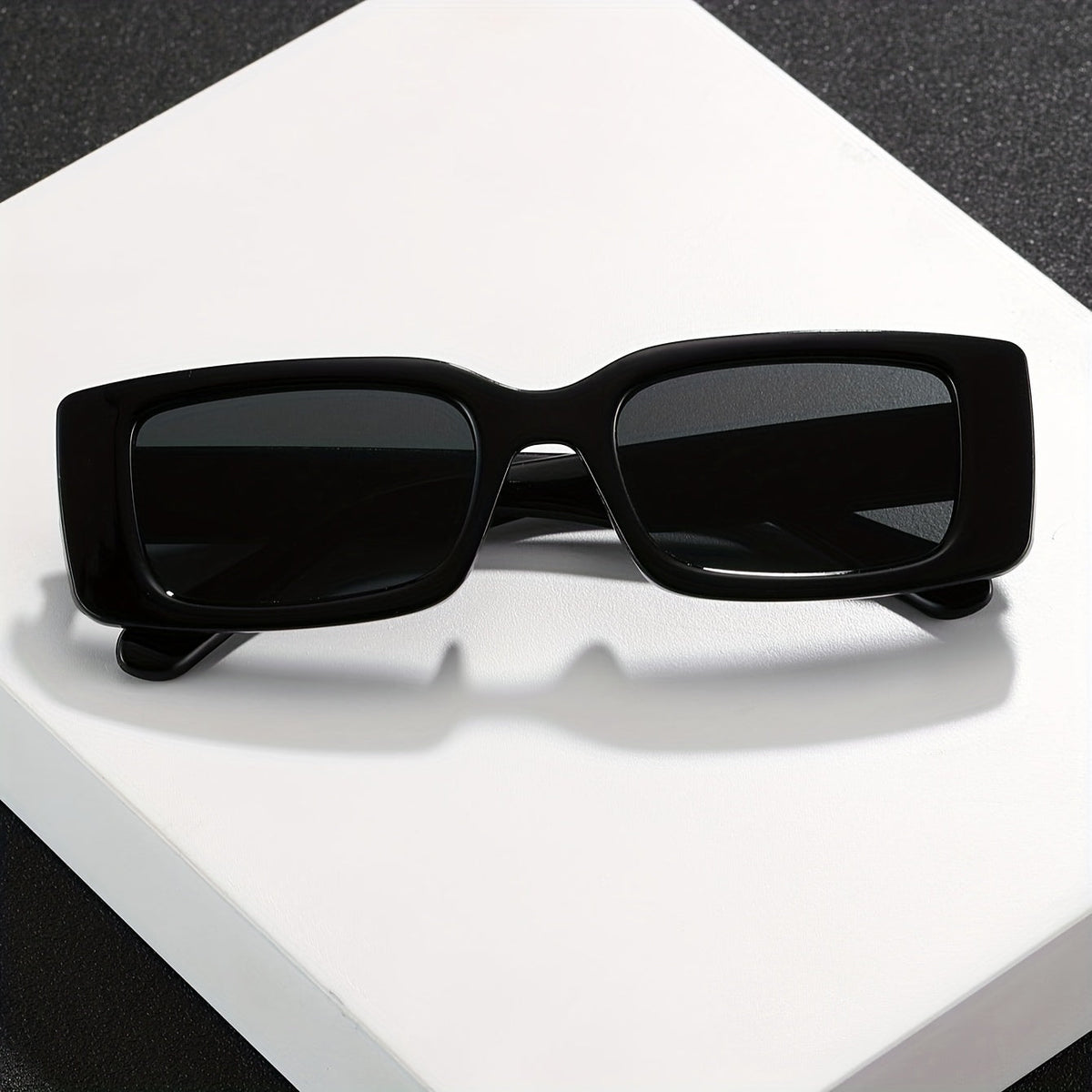 Sunglasses : Zonnebril Dames Zwart - Coole, Veelzijdige met Vierkant Frame in van Pantino