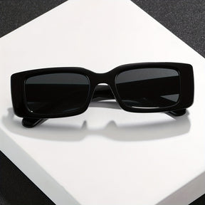 Sunglasses : Zonnebril Dames Zwart - Coole, Veelzijdige met Vierkant Frame in van Pantino