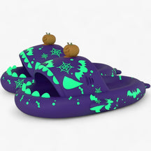 Slippers : Chaussons Requin Phosphorescents - Sandales Amusantes Et Douillettes Pour La Nuit D'Halloween - Helder Zwart in Helder paars van Pantino