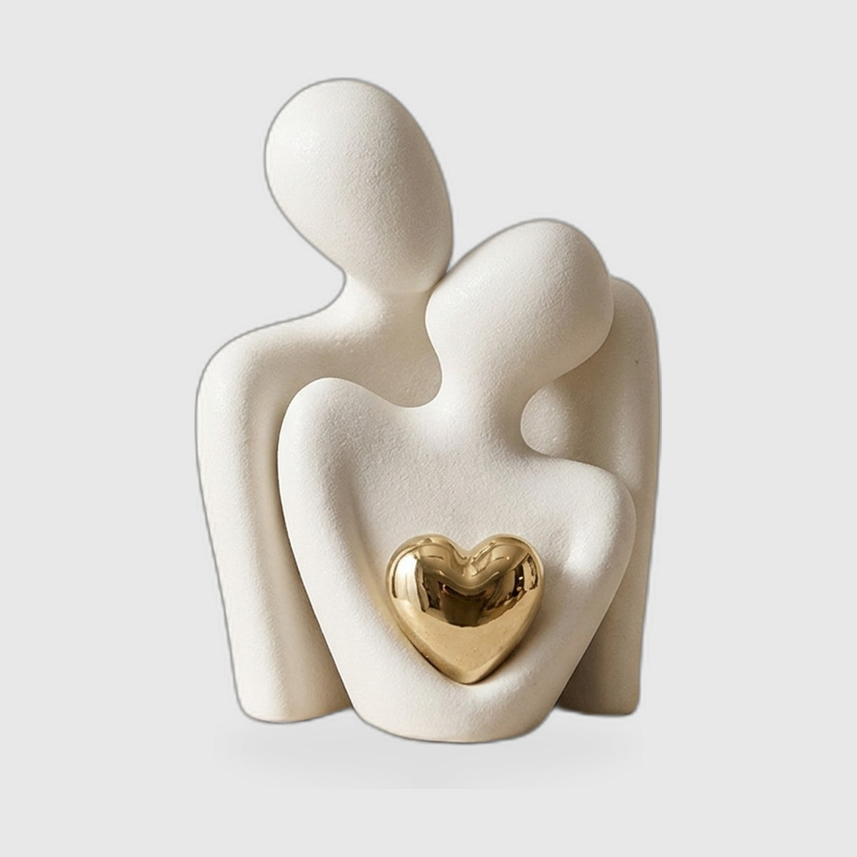 Knuffelend Koppel Beeldje – Modern Sculptuur met Hartdetail