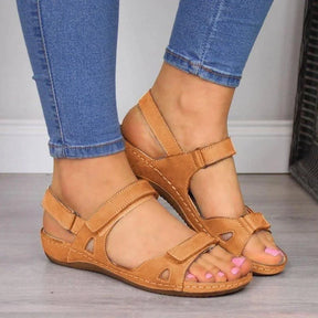 Sneakers : Sneakers Dames Groen - Stijlvolle Duurzame - Perfecte Schoenen voor met een Hart in Bruin van Pantino