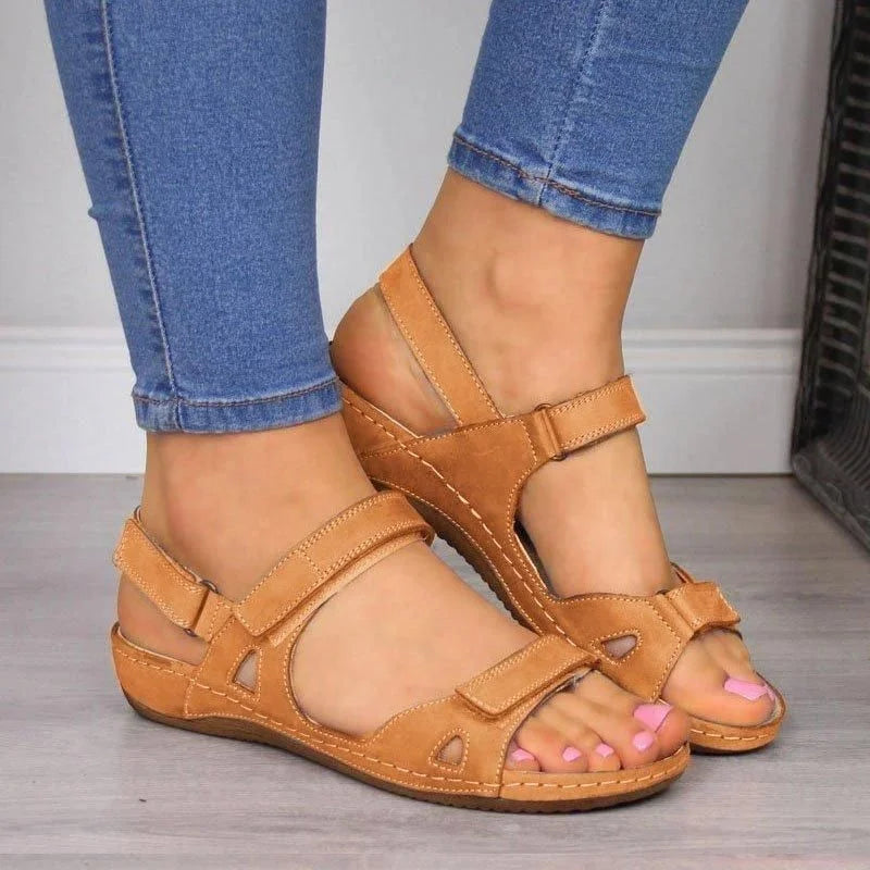 Sneakers : Sneakers Dames Groen - Stijlvolle Duurzame - Perfecte Schoenen voor met een Hart in Bruin van Pantino